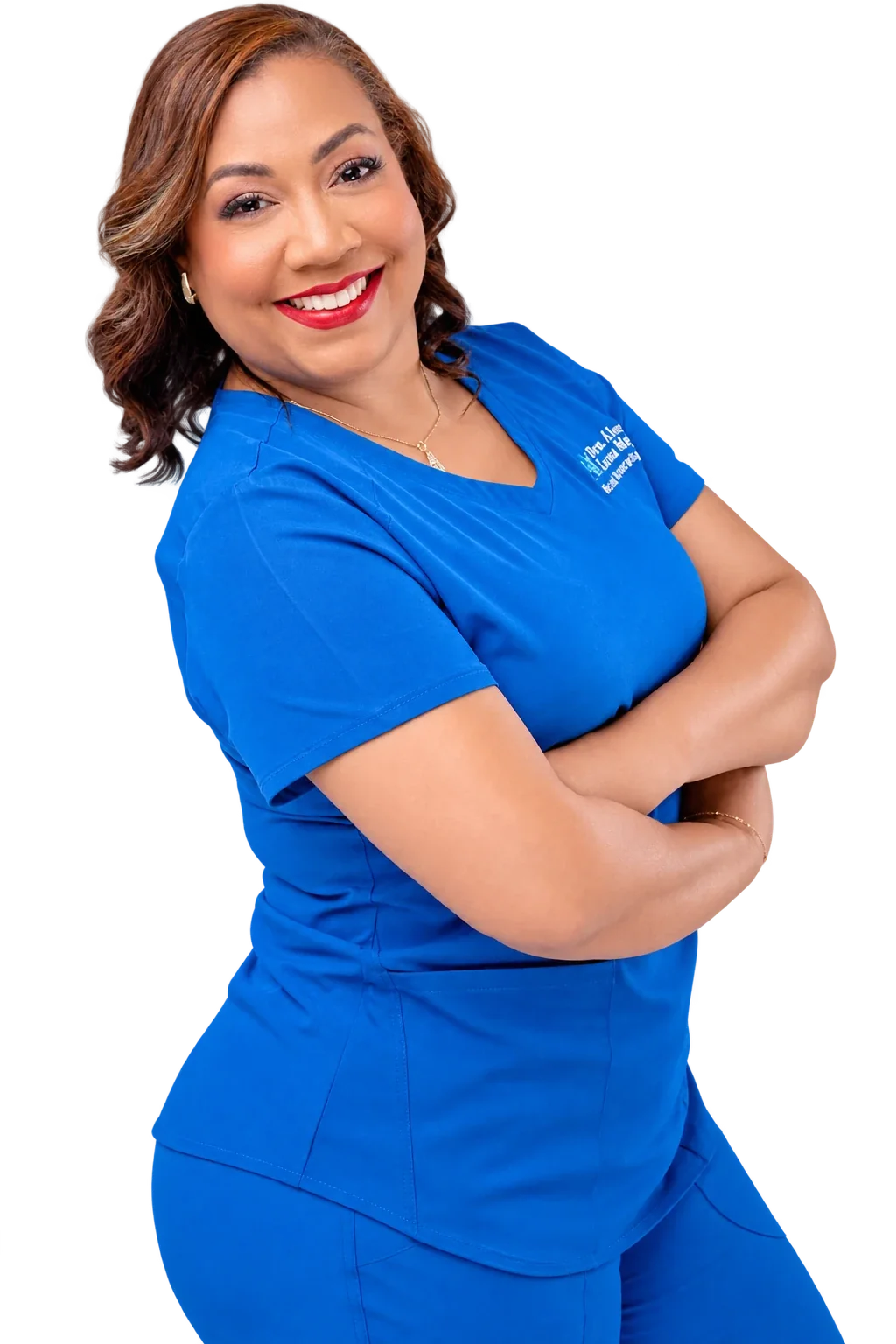 La Dra. Alexandra Luna Mejía sonríe con los brazos cruzados, vestida con uniforme médico azul.